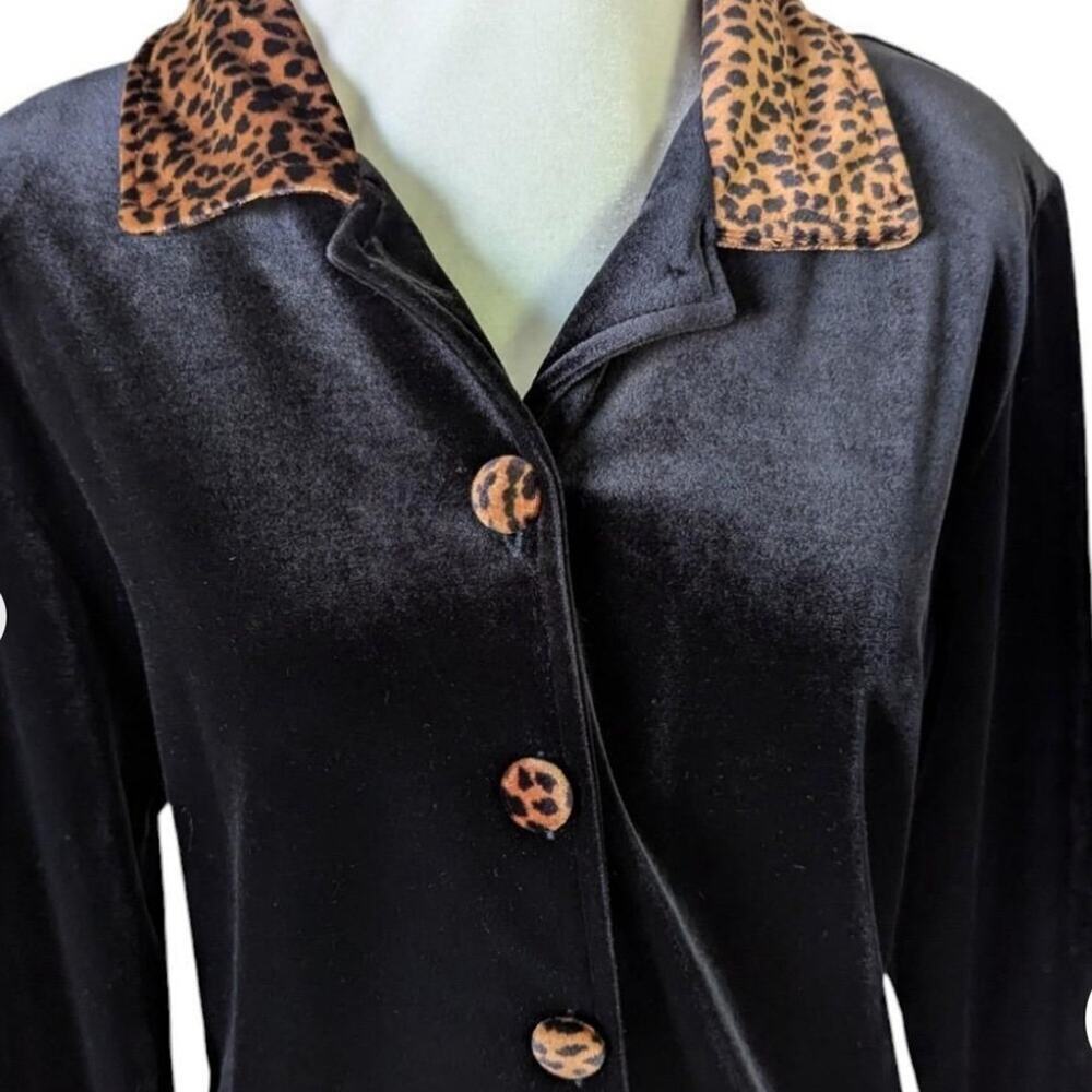 Bentley women’s size 12 black velvet velour, button-down leopard collar top
